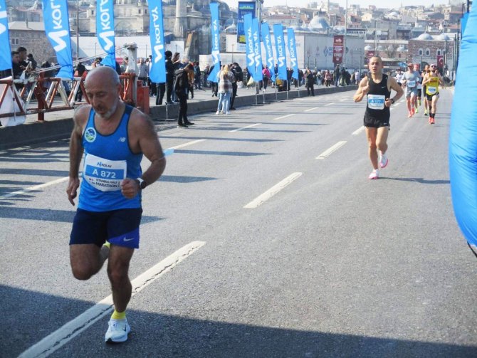 Sakarya Büyükşehir Sporcusu İ̇stanbul Maratonu’nda İpi Göğüsledi