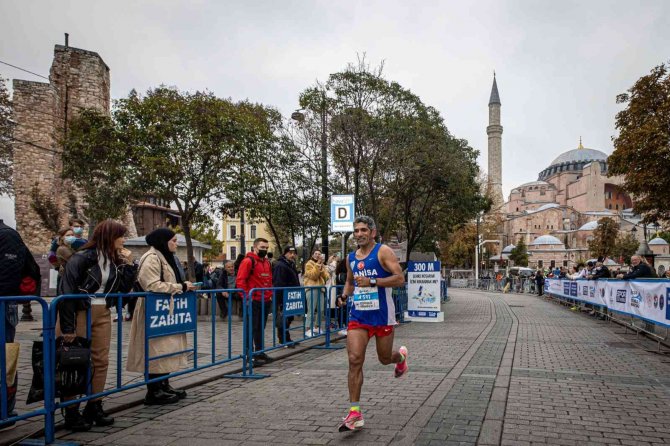 Sakarya Büyükşehir Sporcusu İ̇stanbul Maratonu’nda İpi Göğüsledi