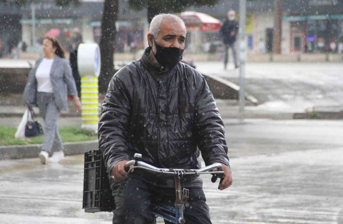 Samsun’da Gök Gürültülü Sağanak Hazırlıksız Yakaladı
