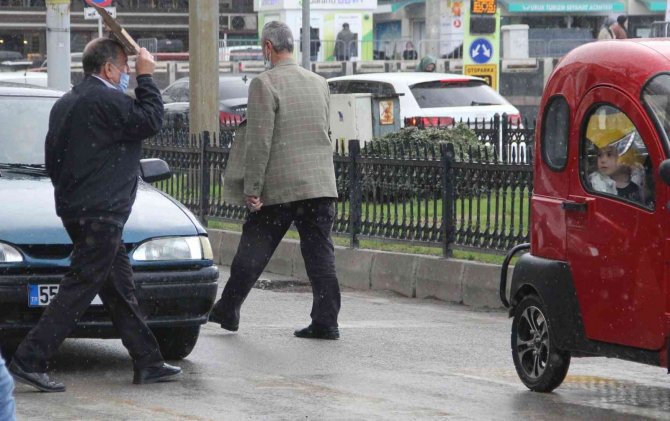 Samsun’da Gök Gürültülü Sağanak Hazırlıksız Yakaladı