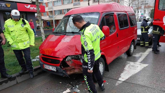 Samsun’da Minibüs Hafif Ticari Araca Çarptı: 1 Yaralı