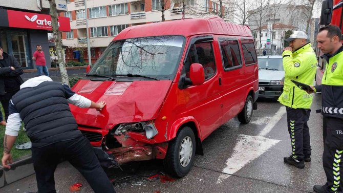 Samsun’da Minibüs Hafif Ticari Araca Çarptı: 1 Yaralı