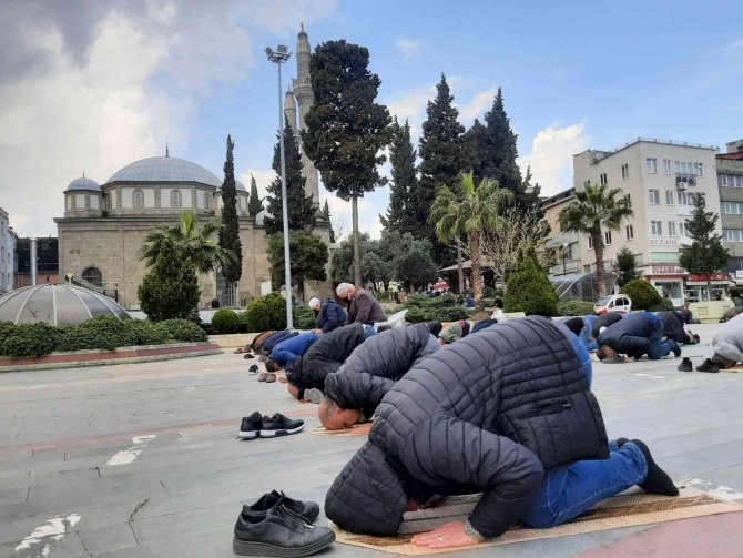 Ramazan’ın İlk Cuması Saflar Dışarı Taştı