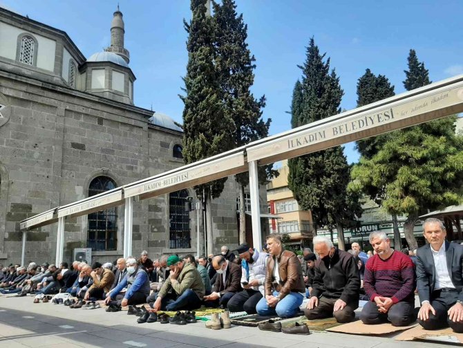 Ramazan’ın İlk Cuması Saflar Dışarı Taştı