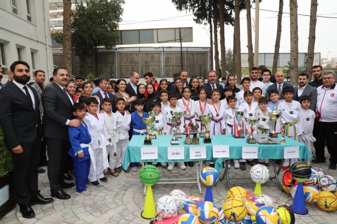 Bakan Kasapoğlu Dereceye Giren Sporculara Madalyalarını Verdi