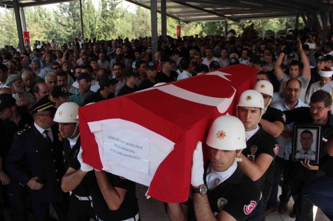Şehit Mezarlığında Duygulandıran Plaket