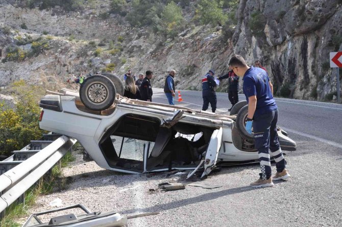 Mersin’de Freni Patlayan Otomobil Bariyere Çarpıp Takla Attı: 1 Ölü, 3 Yaralı