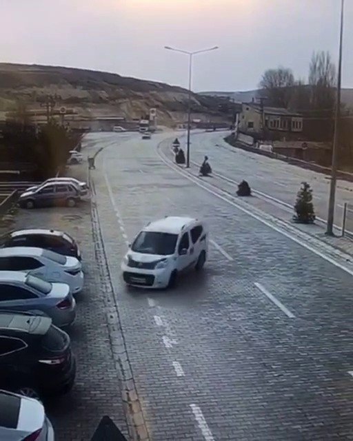 Kontrolü Kaybedip Park Halindeki Araçlara Çarptı