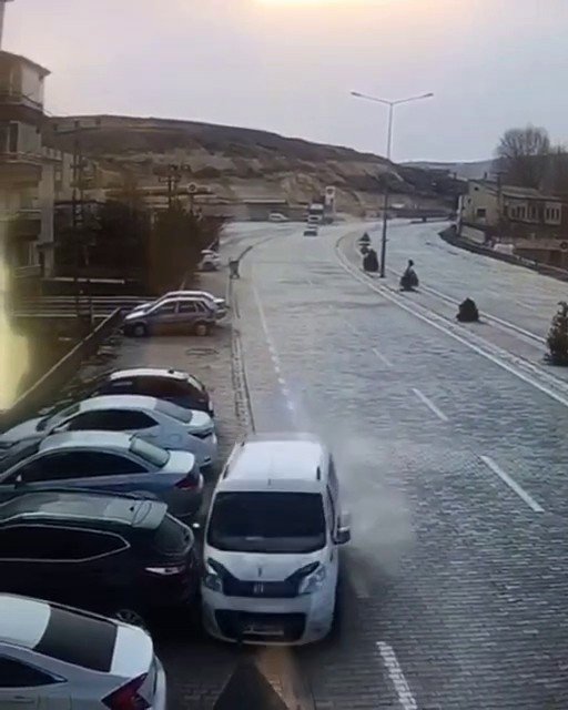 Kontrolü Kaybedip Park Halindeki Araçlara Çarptı