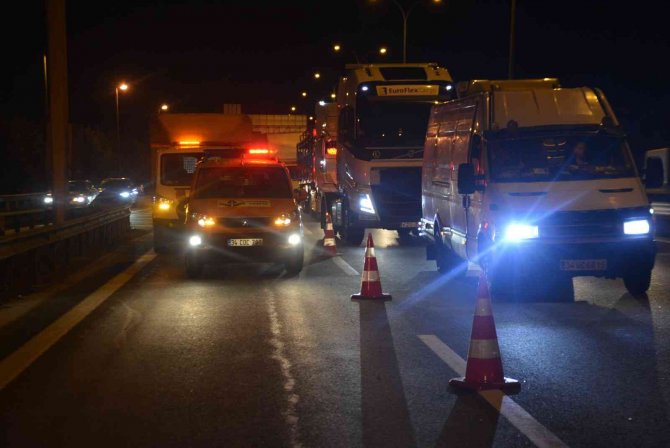 Tem’de İki Tır Kazaya Karıştı, Yol Trafiğe Kapandı