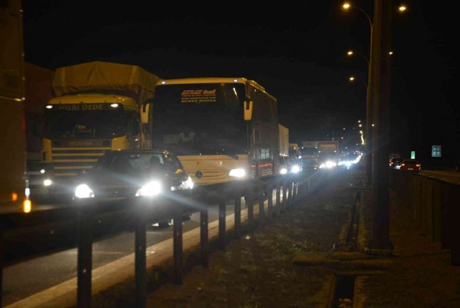 Tem’de İki Tır Kazaya Karıştı, Yol Trafiğe Kapandı