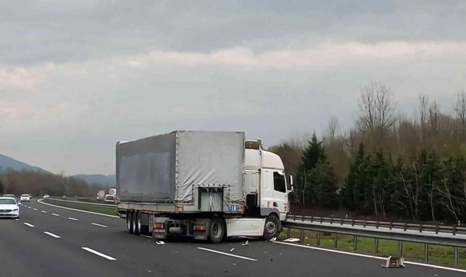 Tem’de Tır İle Çarpışan Lüks Otomobil Şarampole Uçtu: 1 Yaralı