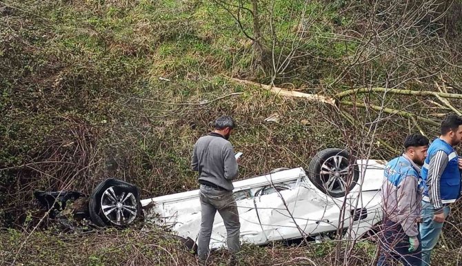 Tem’de Tır İle Çarpışan Lüks Otomobil Şarampole Uçtu: 1 Yaralı
