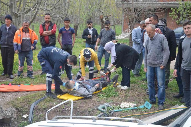 Otomobil Menfeze Girdi, Canlarını Zor Kurtardılar