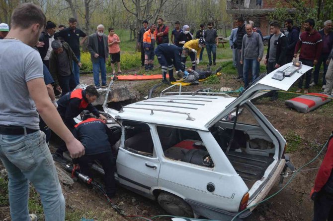 Otomobil Menfeze Girdi, Canlarını Zor Kurtardılar