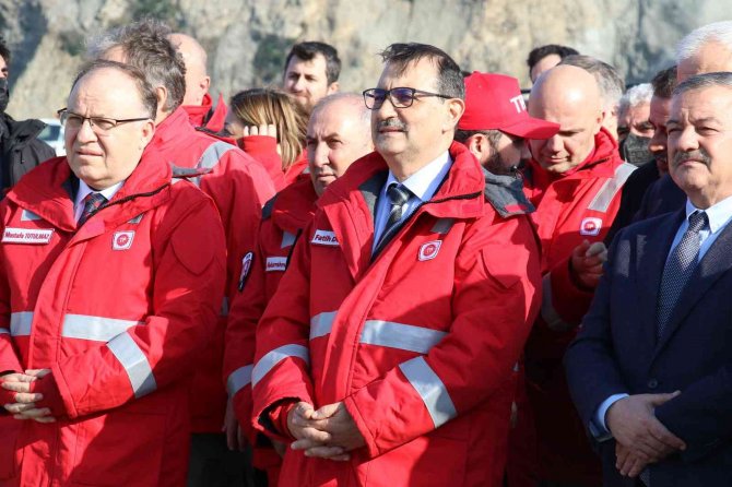 Bakan Dönmez, Yavuz Sondaj Gemisi’ni Yeni Görevine Uğurladı