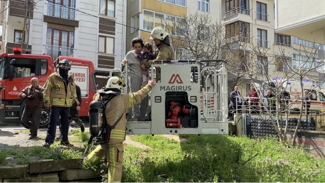 Çekmeköy’de Apartman Dairesi Yandı, Mahsur Kalan 6 Kişiyi İtfaiye Kurtardı