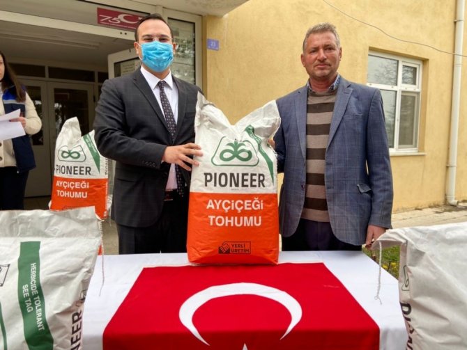 Çiftçileri 3 Bin Dekar Alanda Ekimi Yapılabilecek Ayçiçeği Tohumu Dağıtıldı