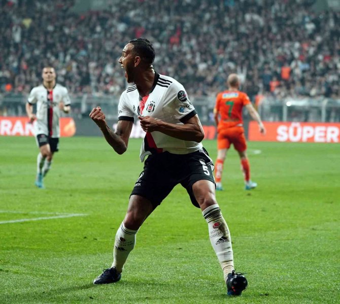Josef Golünü Taraftarla Kutladı