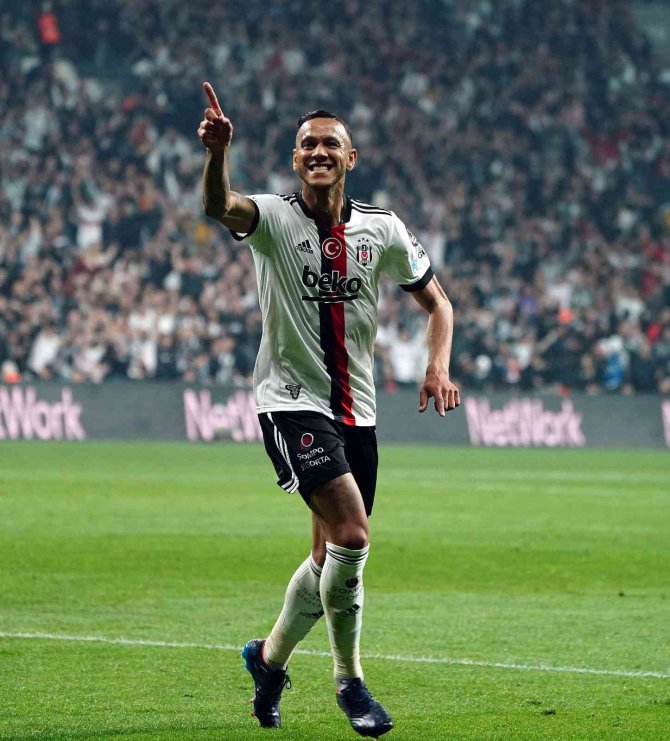 Josef Golünü Taraftarla Kutladı