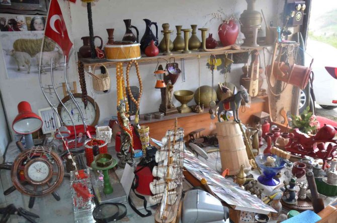 Emekli Olduktan Sonra Antikaya Merak Saldı, Garajını Müzeye Çevirdi