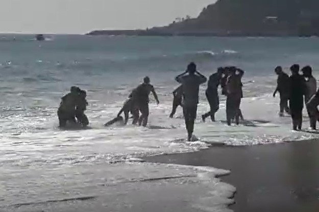 Antrenman Uçuşu Yapan Paraşütçü, Kız Arkadaşıyla Denize Düştü