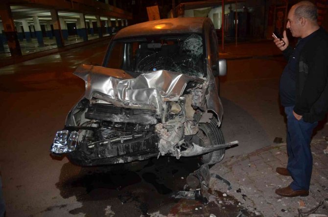 Kontrolden Çıkan Hafif Ticari Araç Duvara Çarptı