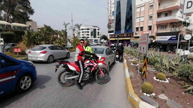 Trafik Ekiplerinden Kask Takmayan Motosiklet Sürücülerine Af Yok