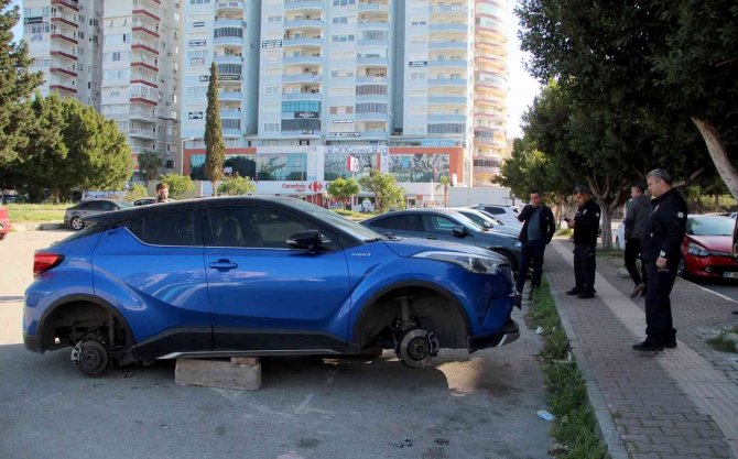 Lüks Aracın 4 Lastiğini Çalıp, Kaldırım Taşı Üzerinde Bıraktılar