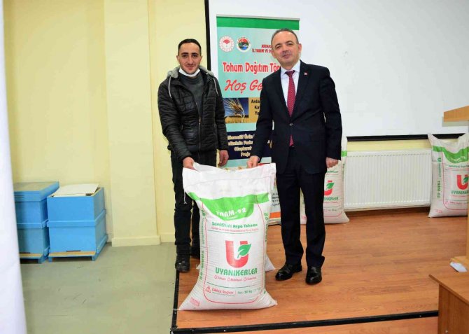 Ardahan’da Çiftçilere Tohum Dağıtıldı