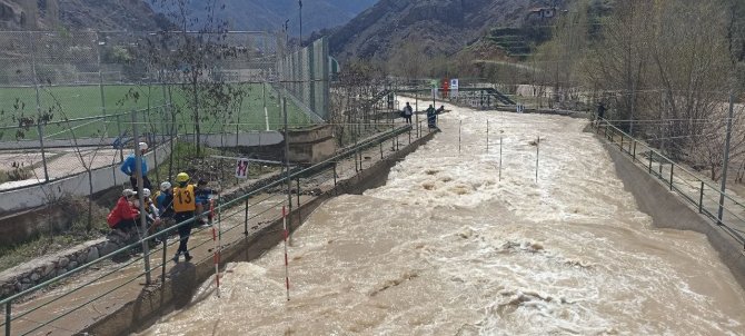 Barhal Çayı’nda Son Kez Düzenlenen Kano Yarışları Nefes Kesti