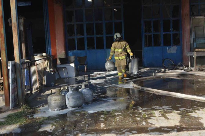 Ayvalık’ta Hurda Tüpler Patladı, Ortalık Savaşa Alanına Döndü