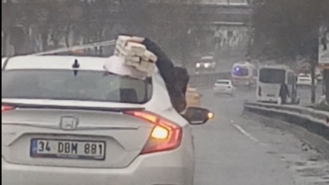 İ̇stanbul’da Tehlikeli Yolculuklar: Biri Yattı, Biri Oturdu, Diğeri Dışarı Sarktı