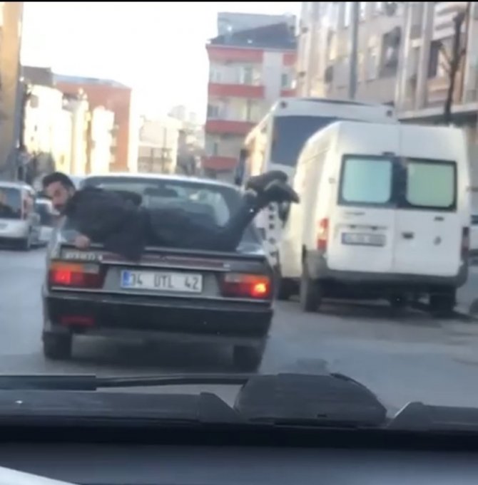 İ̇stanbul’da Tehlikeli Yolculuklar: Biri Yattı, Biri Oturdu, Diğeri Dışarı Sarktı