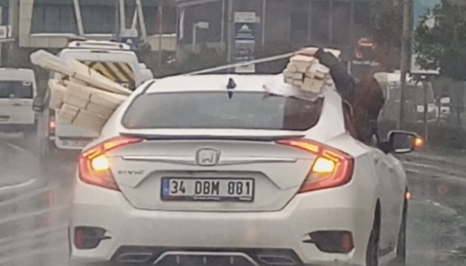İ̇stanbul’da Tehlikeli Yolculuklar: Biri Yattı, Biri Oturdu, Diğeri Dışarı Sarktı