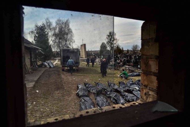 Bucha’da Evlerden Çıkarılan 28 Ceset Mezarlığa Götürüldü