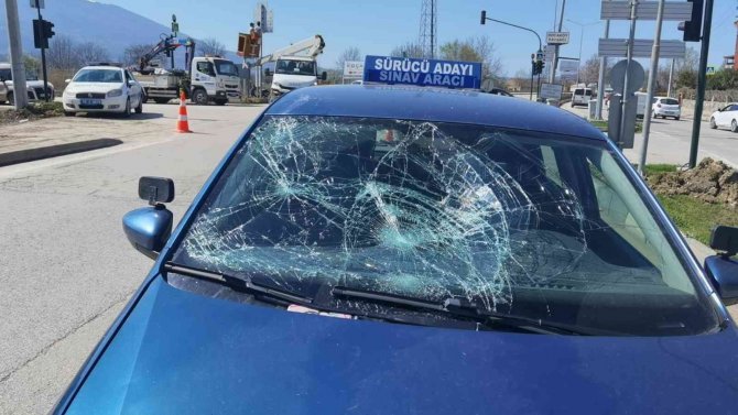 Bursa’da Baba Ve Kızının Yaralandığı Kaza Kamerada