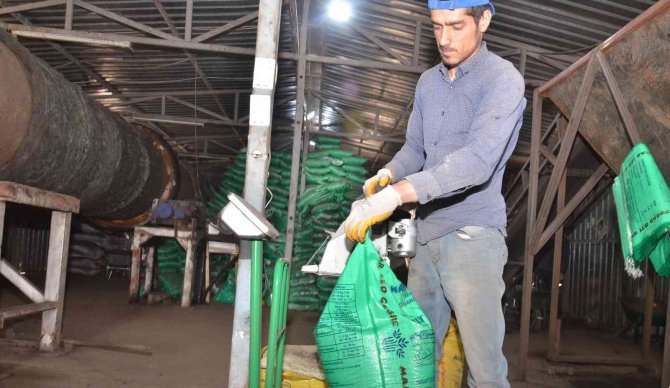 Yerin Yüzlerce Metre Altından Çıkarılan Leonardit, Topraklara Bereket Oluyor