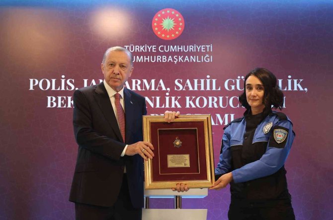 Cumhurbaşkanı Erdoğan: “Teröristlerin Tepelerine Biniyor, Başlarını Eziyoruz"