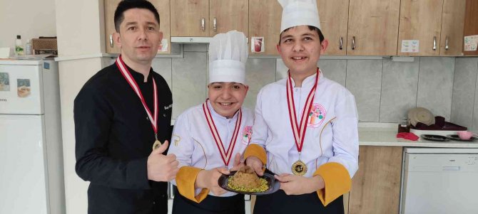 Engelli Öğrenciler Normal Öğrencilerle Yarıştı Birinci Oldu