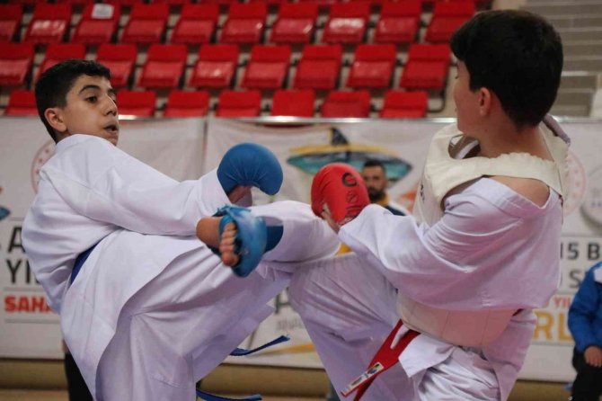 Erzincan’da Karate Grup Müsabakaları Başladı