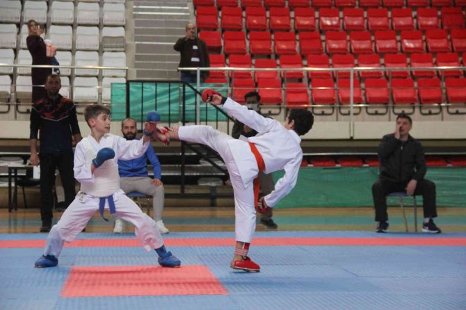 Erzincan’da Karate Grup Müsabakaları Başladı