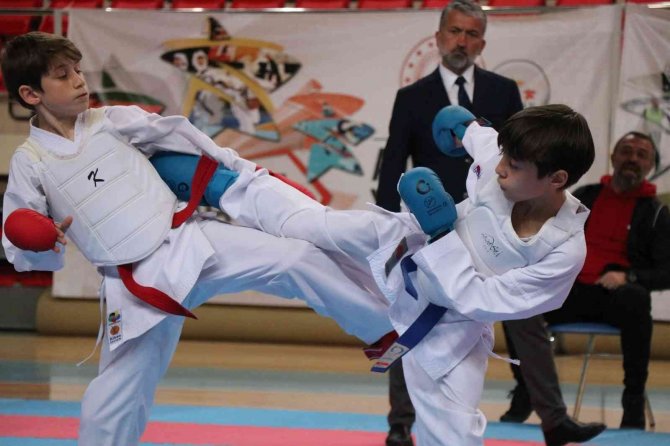 Erzincan’da Karate Grup Müsabakaları Başladı