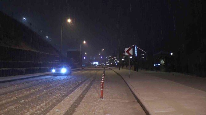Erzurum’a Kar Sürprizi: İ̇ftar Sonrası Aniden Bastıran Kar Yağışı Vatandaşlara Zor Anlar Yaşattı