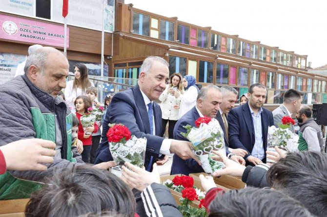 Sultangazi’da Çocuklar Ağaç Fidelerini Toprakla Buluşturdu