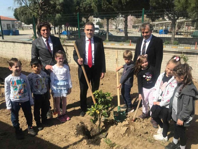 Burhaniye’ De Kaymakam Memiş, Anaokulu Öğrencileri İle Fidan Dikti