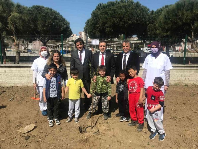 Burhaniye’ De Kaymakam Memiş, Anaokulu Öğrencileri İle Fidan Dikti