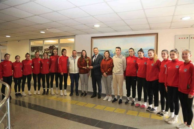 Başkan Sezer Şampiyon Kızlara Başarılar Diledi