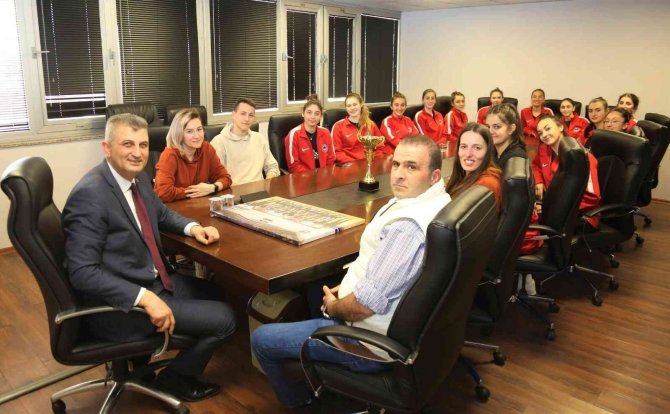 Başkan Sezer Şampiyon Kızlara Başarılar Diledi