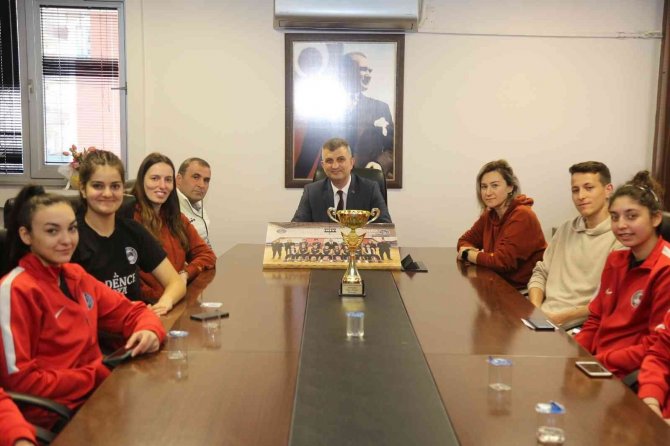 Başkan Sezer Şampiyon Kızlara Başarılar Diledi